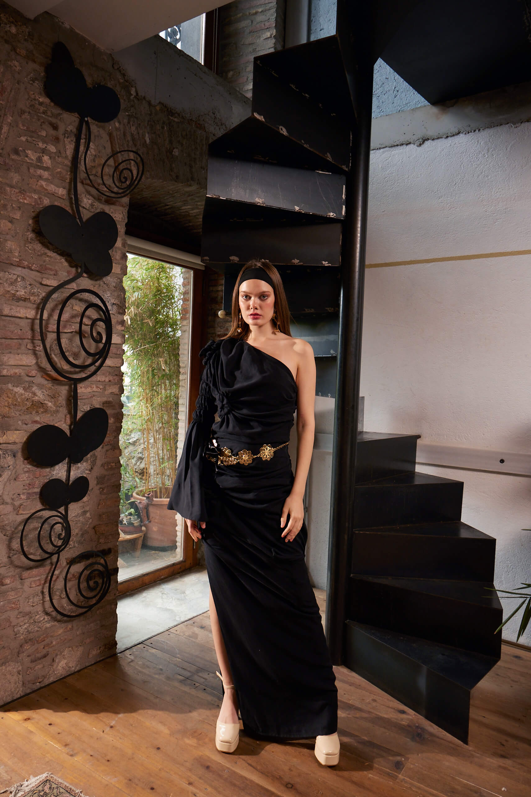 Hera In Black Elbise