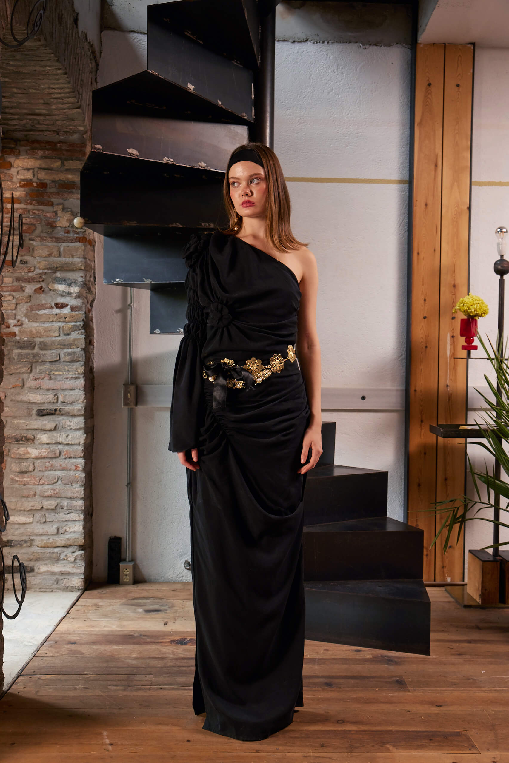 Hera In Black Elbise