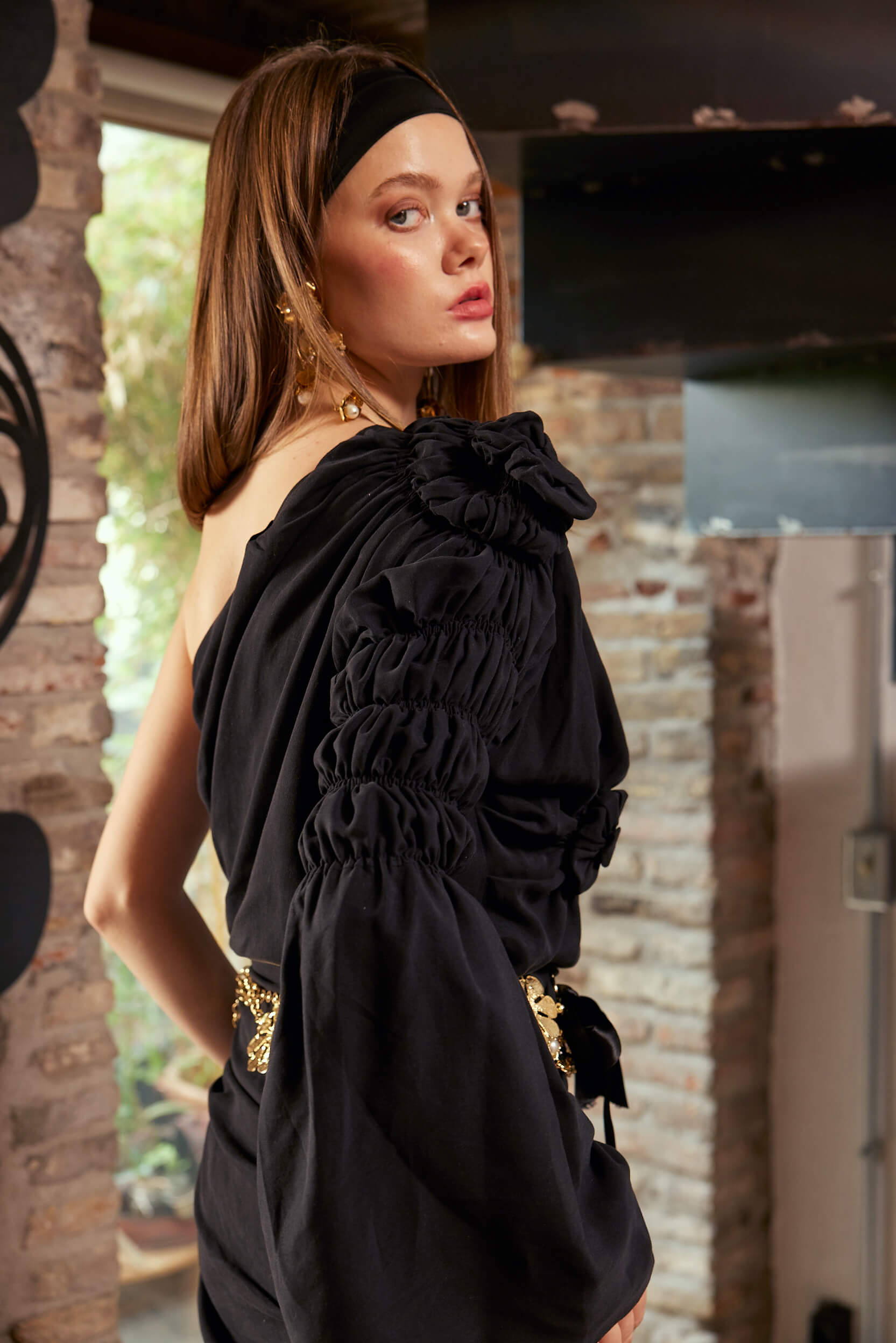 Hera In Black Elbise